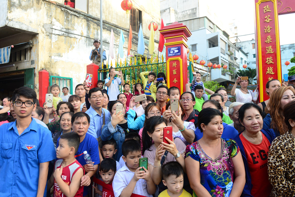 Hội Tết Nguyên tiêu rầm rộ trên đường phố Sài Gòn